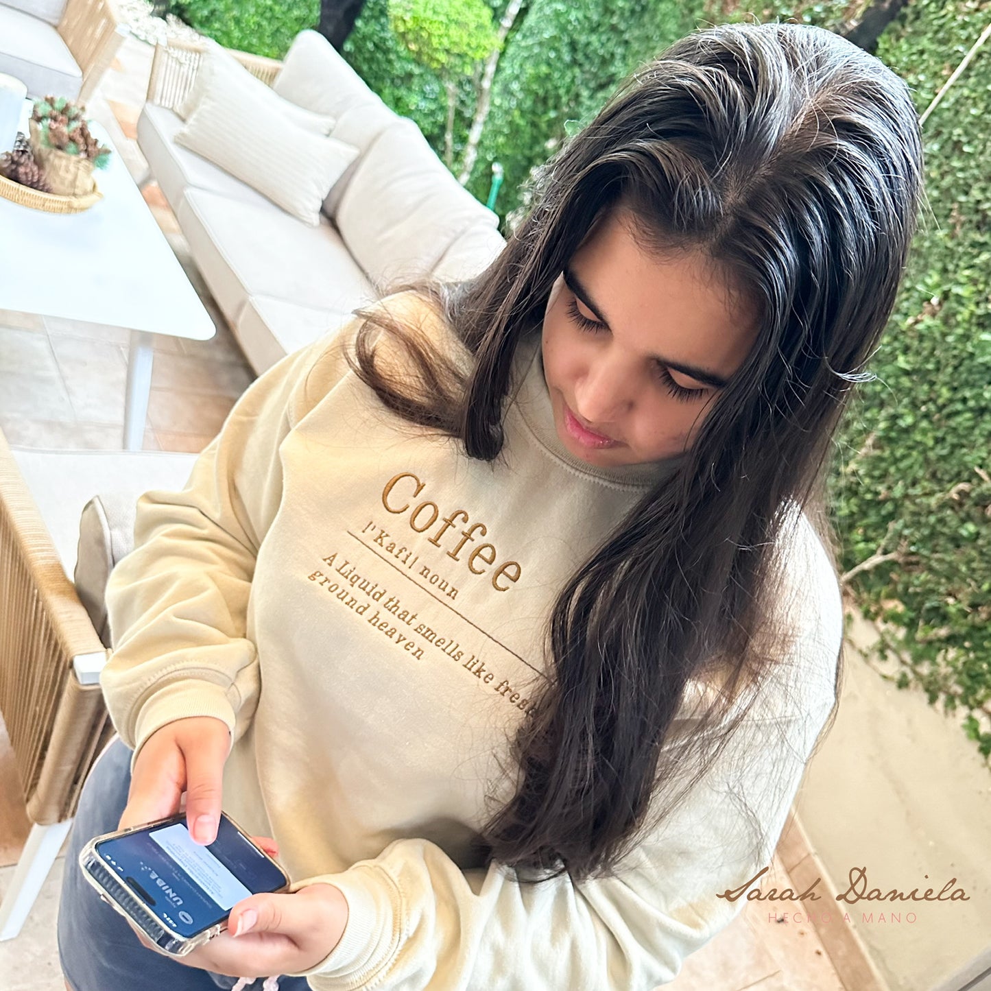 Coffee Lover Sweatshirt con Mensaje Bordado - Crema