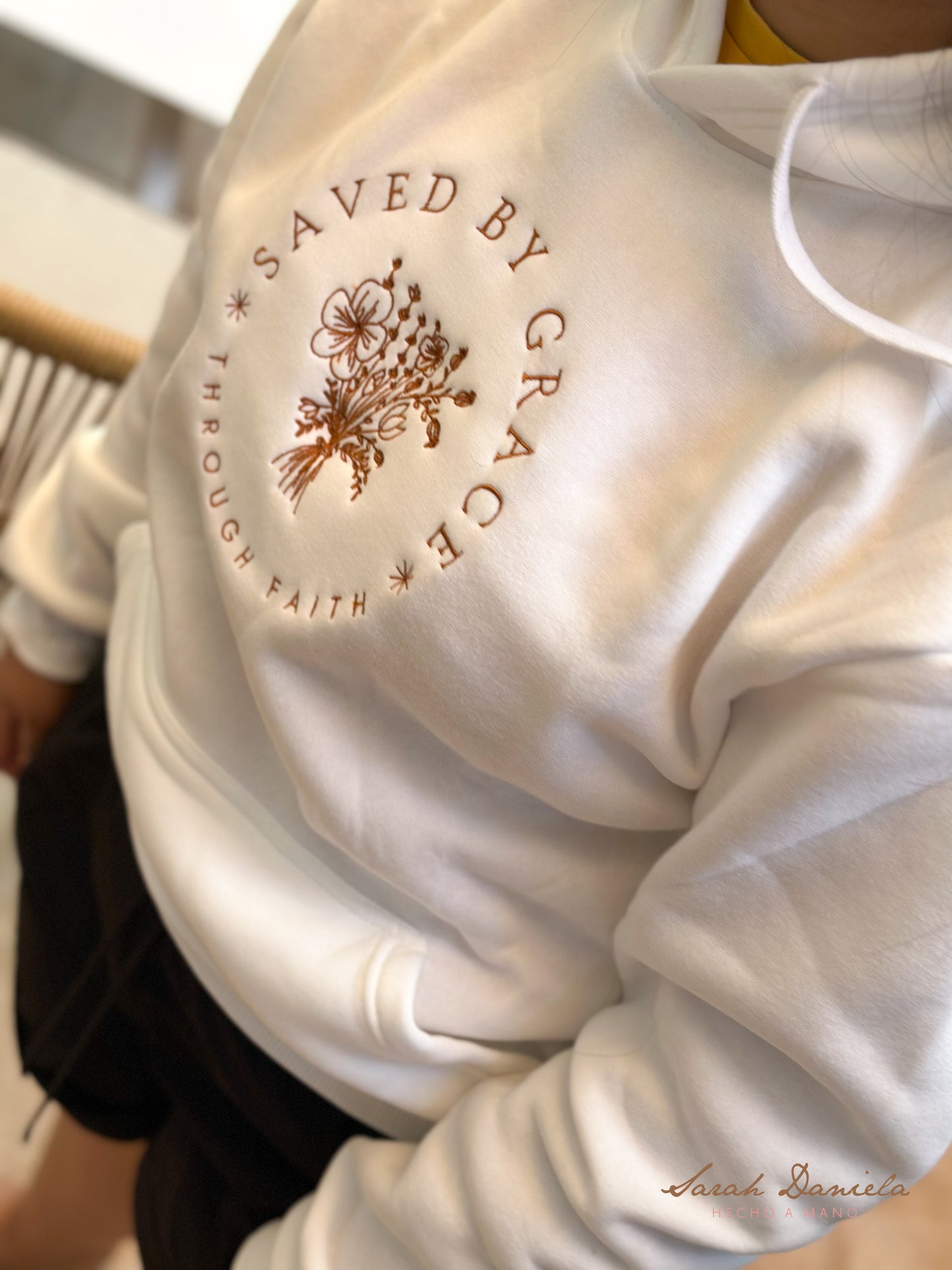 Hoodie con Mensaje Bordado - Saved by Grace