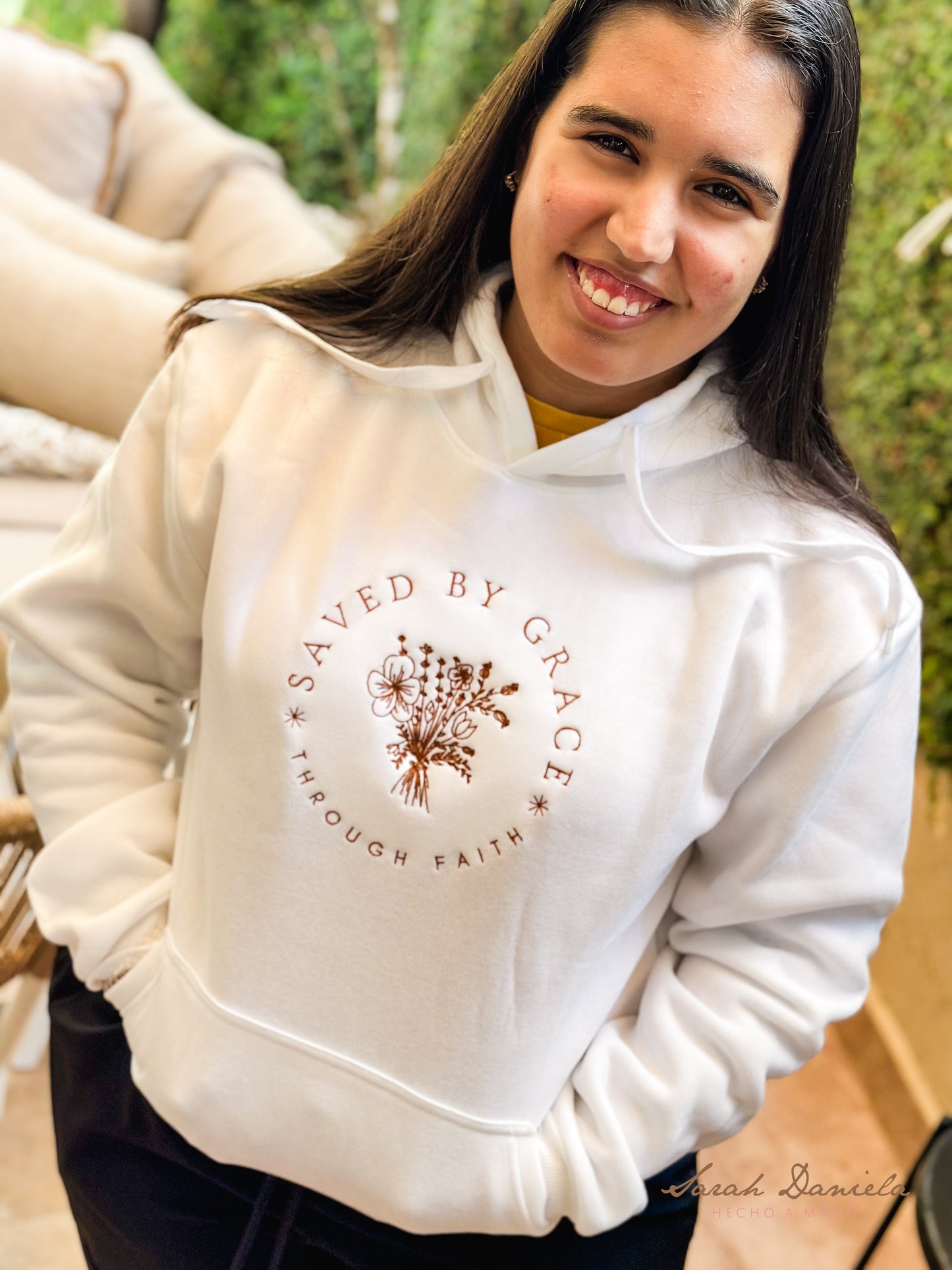 Hoodie con Mensaje Bordado - Saved by Grace