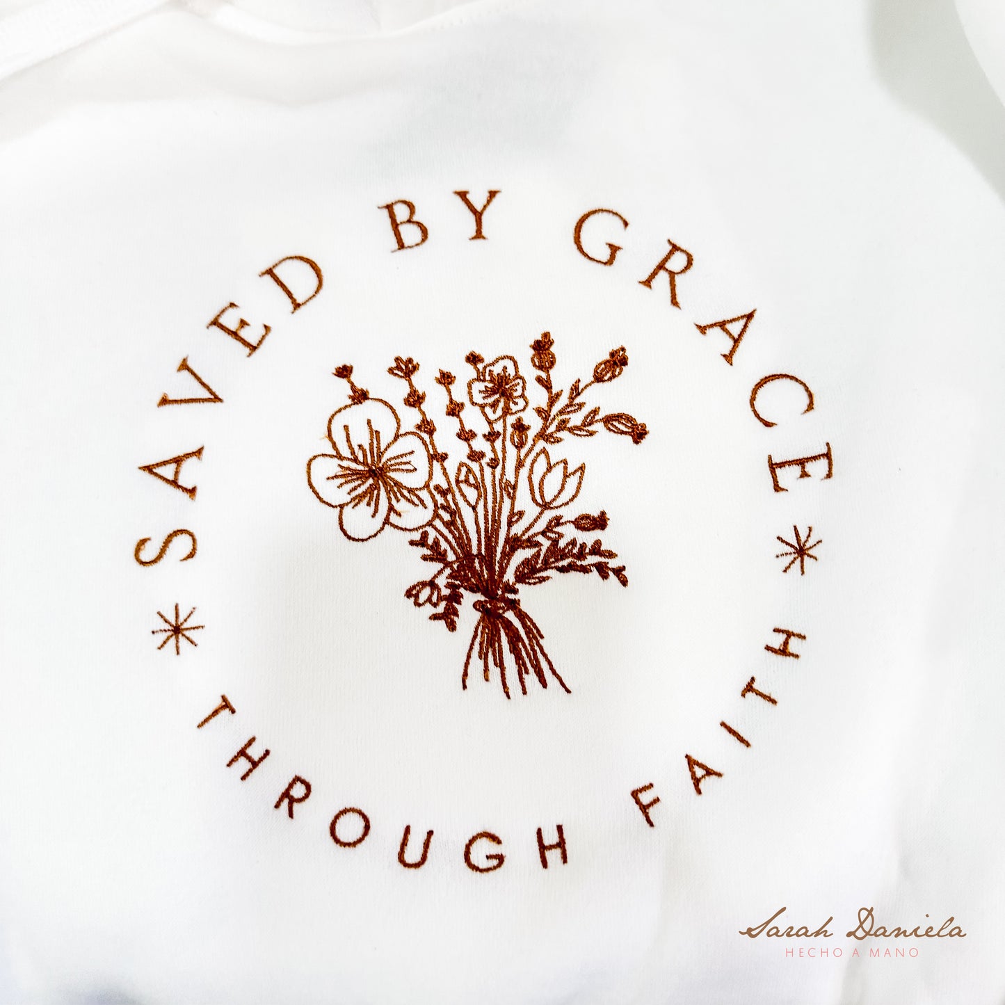 Hoodie con Mensaje Bordado - Saved by Grace