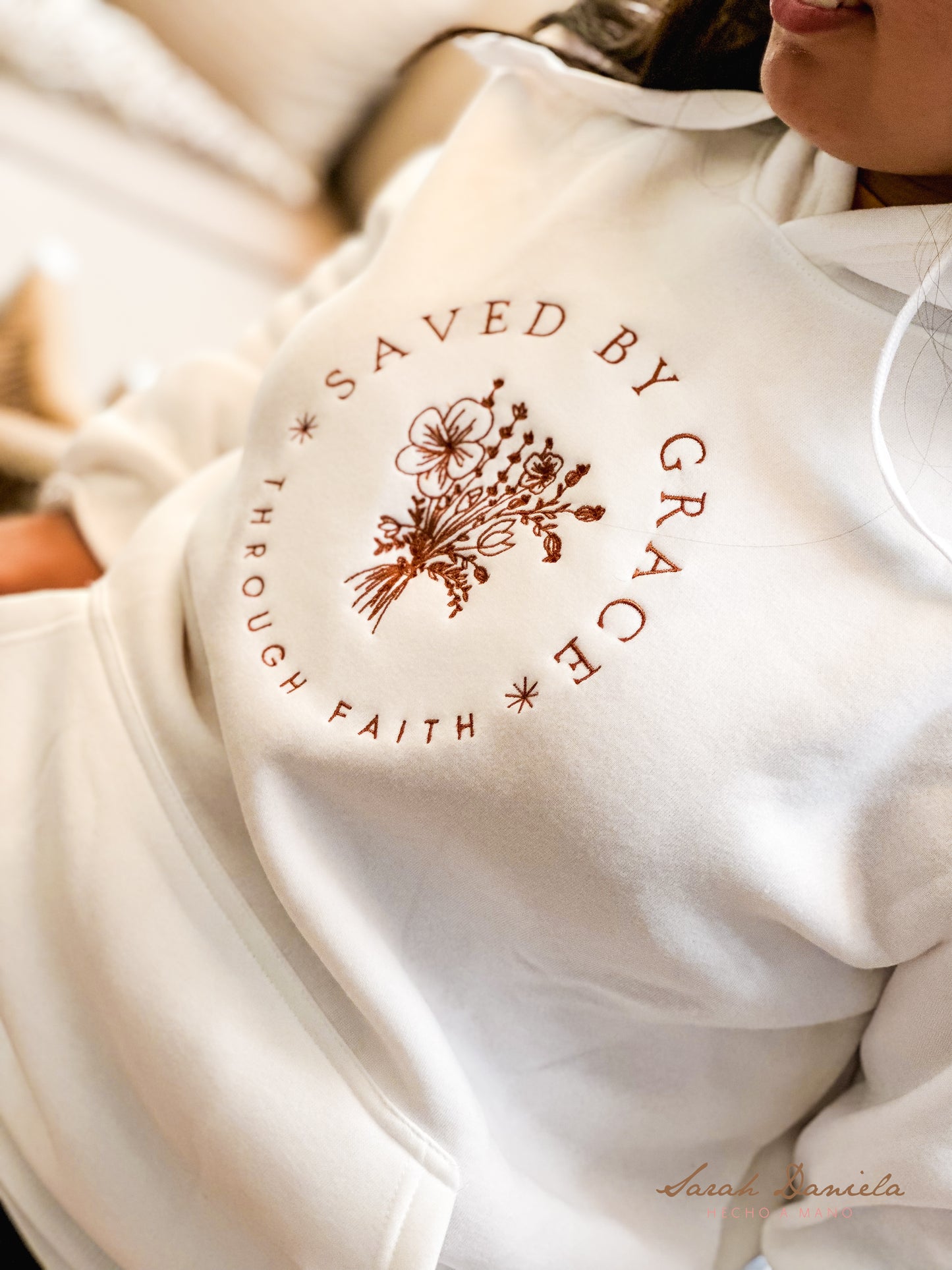 Hoodie con Mensaje Bordado - Saved by Grace
