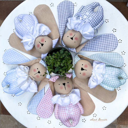 Conejitos personalizables hechos a mano con detalles bordados