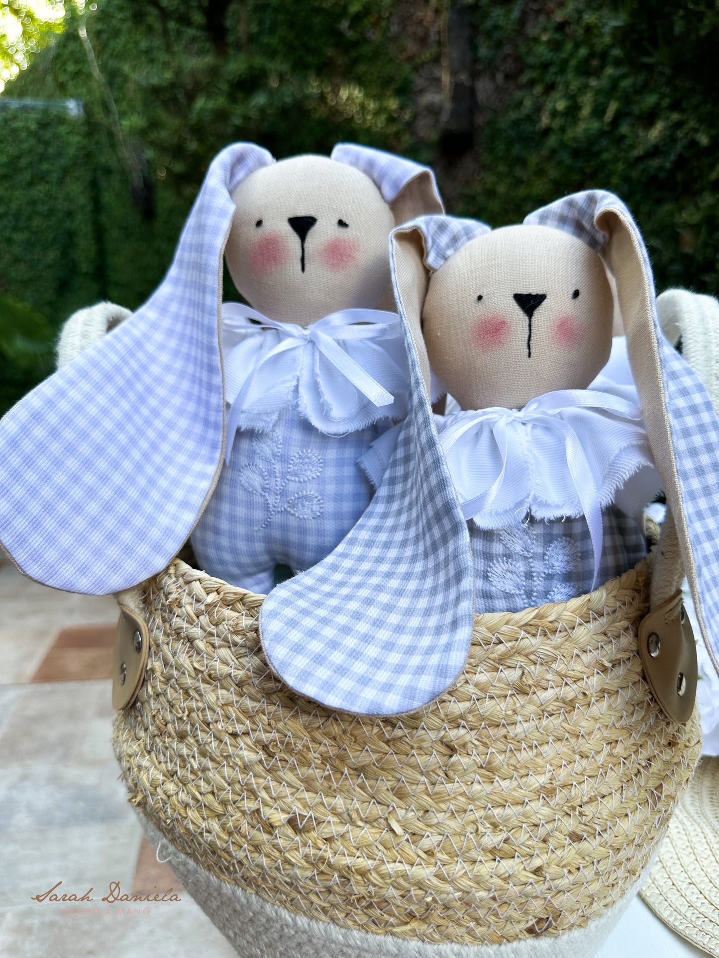Conejitos personalizables hechos a mano con detalles bordados