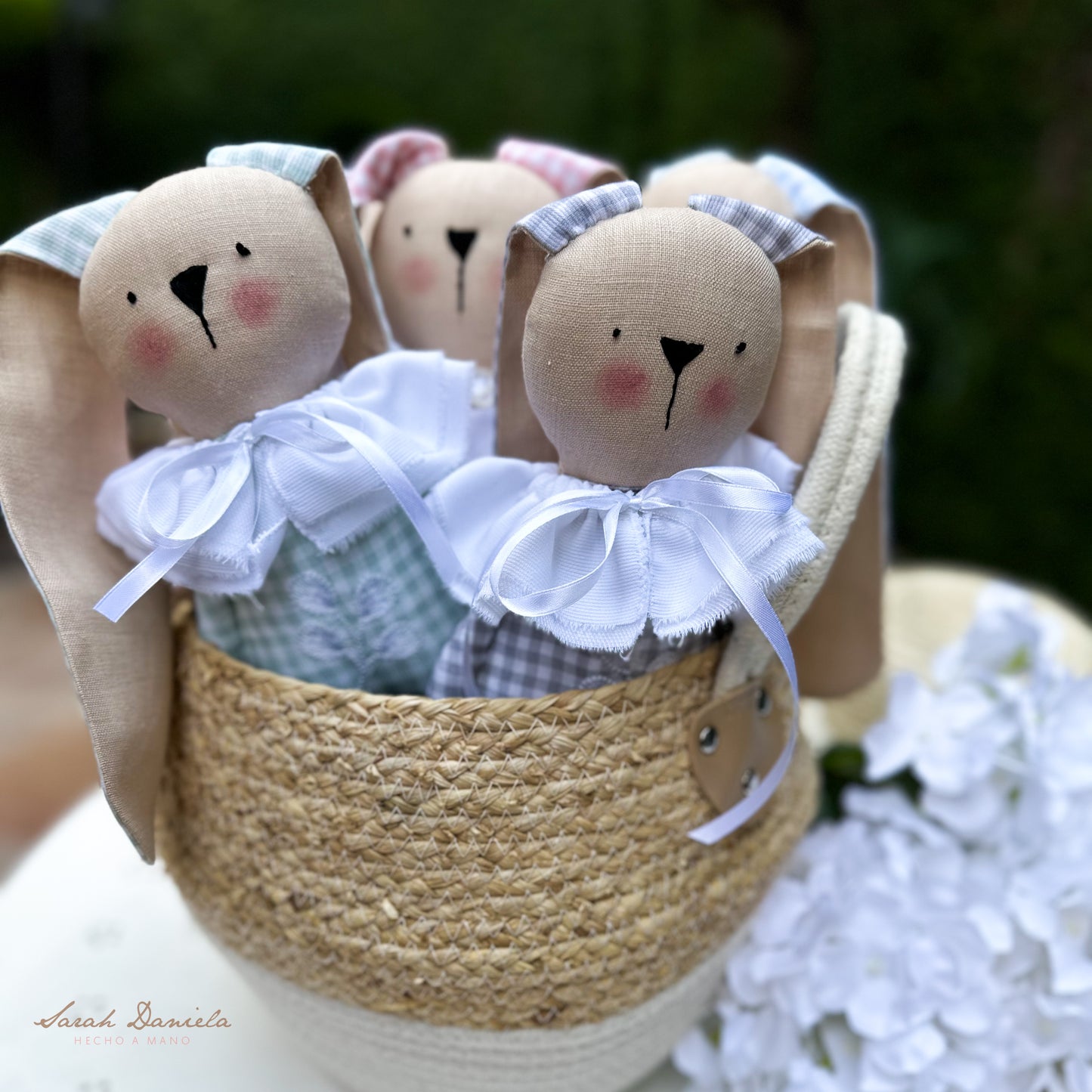 Conejitos personalizables hechos a mano con detalles bordados