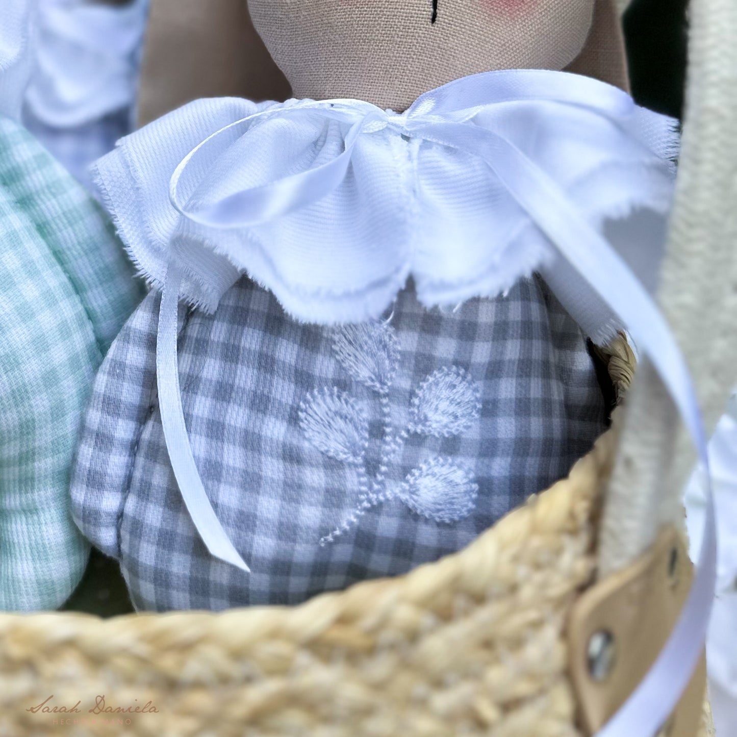 Conejitos personalizables hechos a mano con detalles bordados