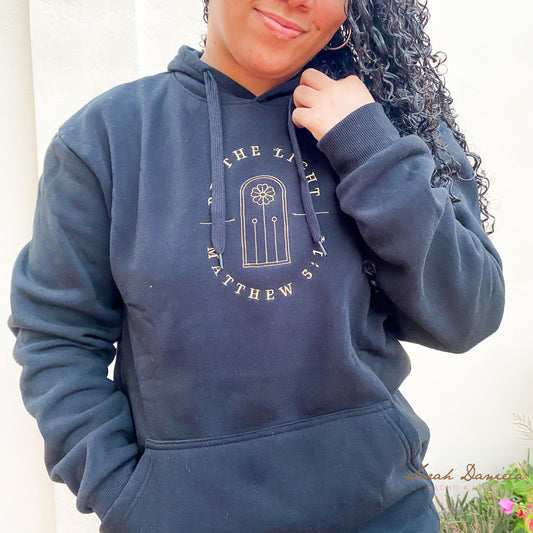 Hoodie con Mensaje Bordado - Negro