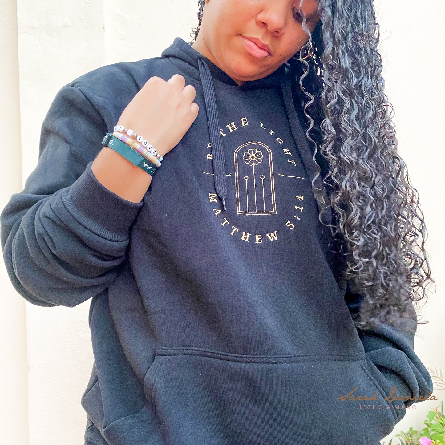Hoodie con Mensaje Bordado - Negro