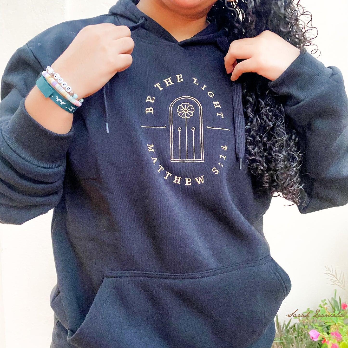 Hoodie con Mensaje Bordado - Negro