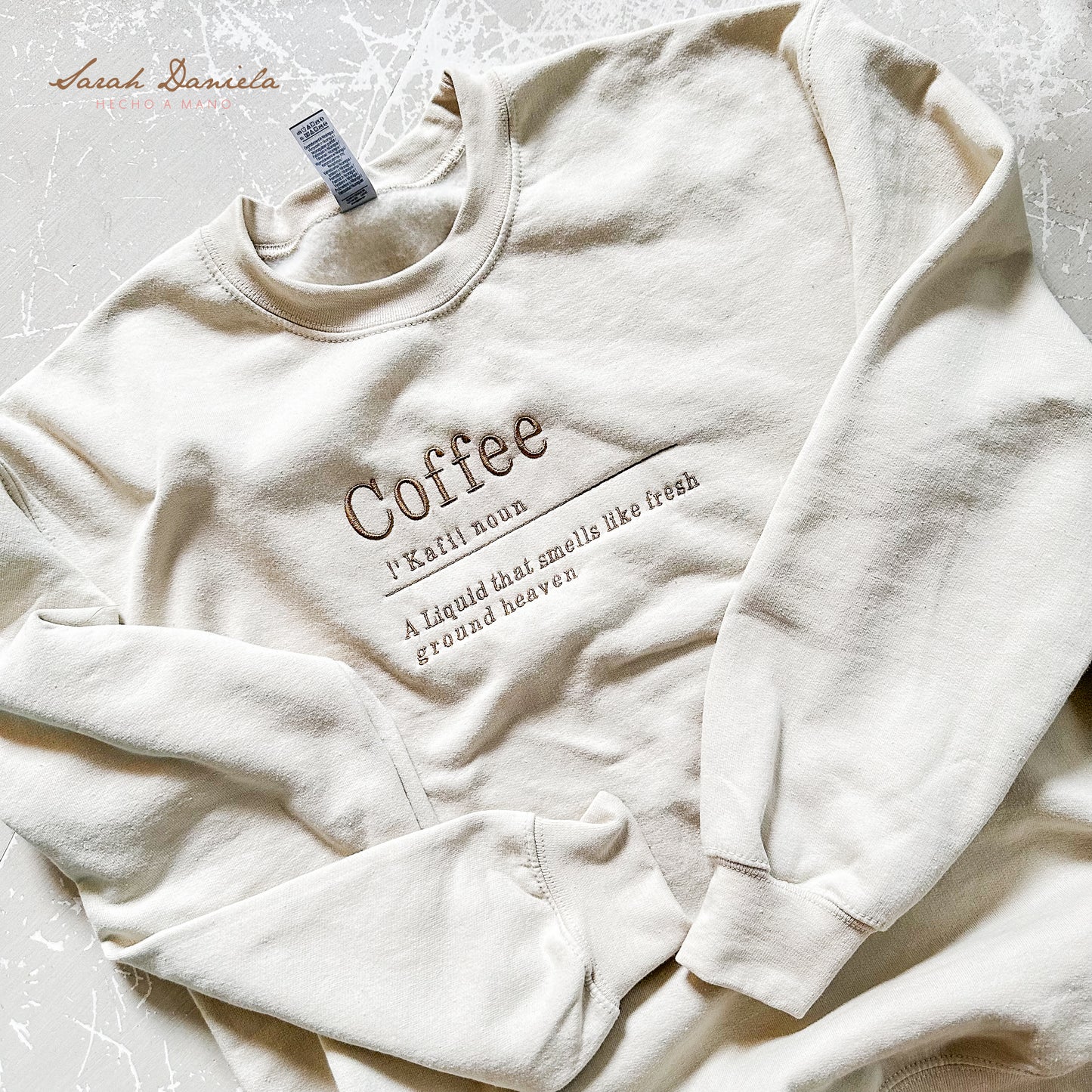 Coffee Lover Sweatshirt con Mensaje Bordado - Crema