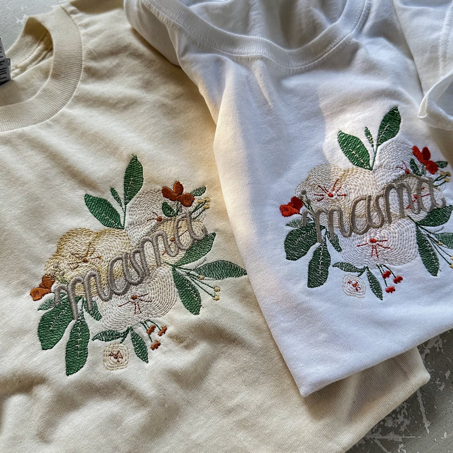 T-shirt con bordado floral para mamá