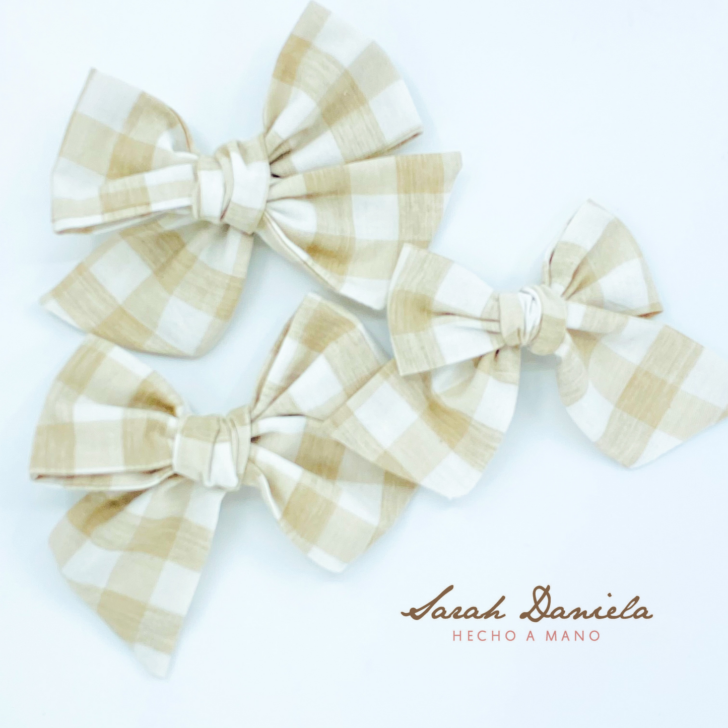 Lazos y nuditos en tonos Beige