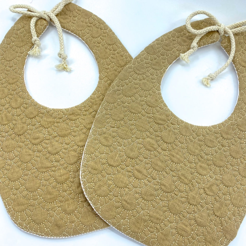 Babero Acolchado en Lino - Marrón con Beige (1 Unidad)