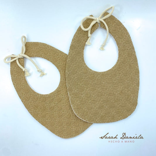 Babero Acolchado en Lino - Marrón con Beige (1 Unidad)